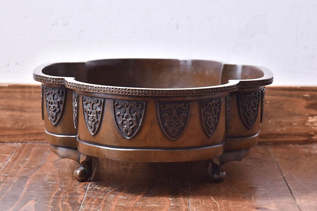 アンティーク雑貨　明治大正期　在銘　意匠が目を引く銅製水盤(花器)