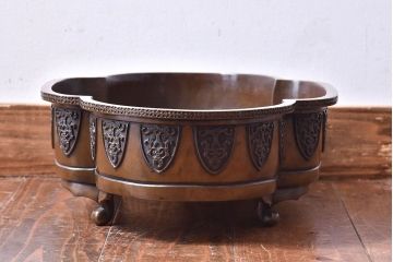 アンティーク雑貨　明治大正期　在銘　意匠が目を引く銅製水盤(花器)