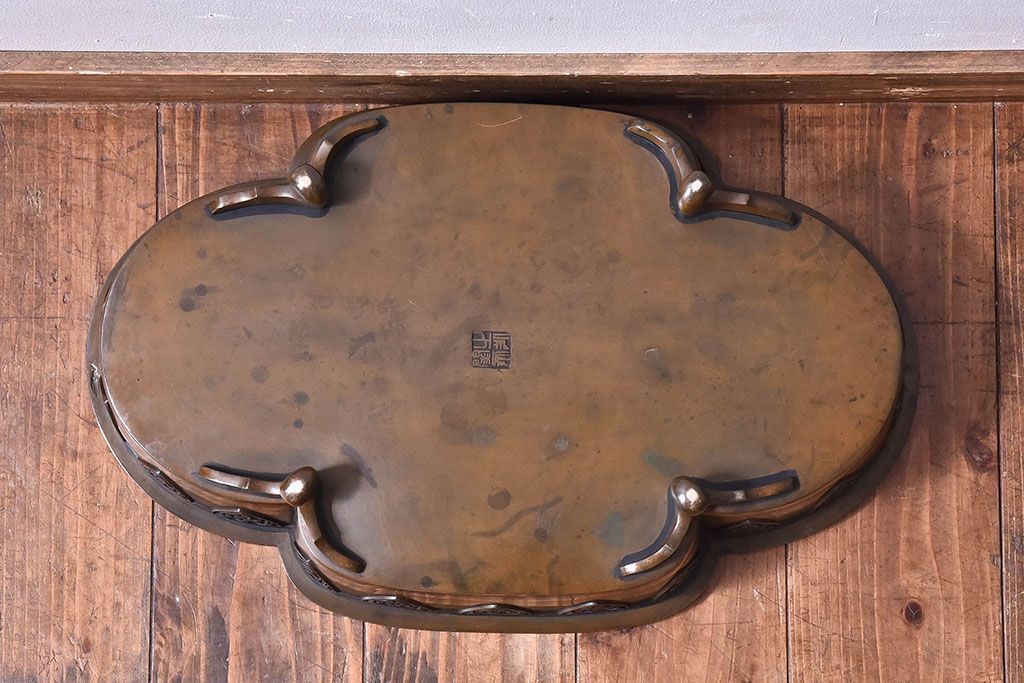 アンティーク雑貨　明治大正期　在銘　意匠が目を引く銅製水盤(花器)