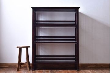 中古　九州民芸家具　カバ材　シックなデザインが魅力的な本棚(戸棚、飾り棚)