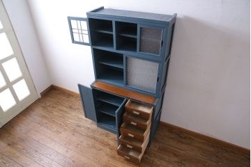 ペイント家具　ダイヤガラスと木味がおしゃれな食器棚(キャビネット、収納棚)
