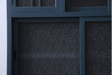 ペイント家具　ダイヤガラスと木味がおしゃれな食器棚(キャビネット、収納棚)