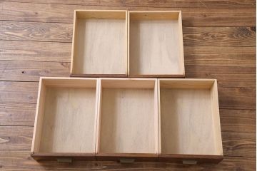 ペイント家具　ダイヤガラスと木味がおしゃれな食器棚(キャビネット、収納棚)