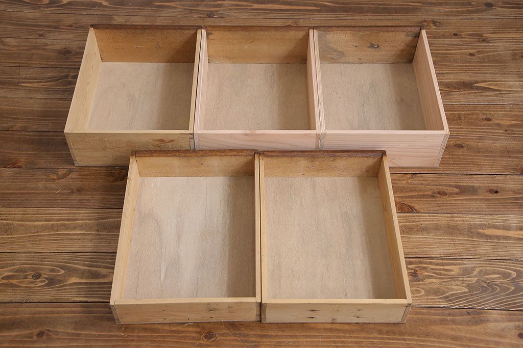 ペイント家具　ダイヤガラスと木味がおしゃれな食器棚(キャビネット、収納棚)