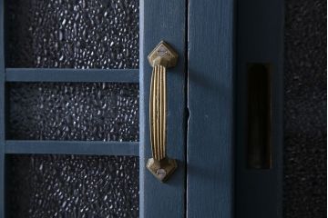 ペイント家具　ダイヤガラスと木味がおしゃれな食器棚(キャビネット、収納棚)