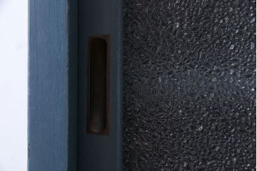 ペイント家具　ダイヤガラスと木味がおしゃれな食器棚(キャビネット、収納棚)