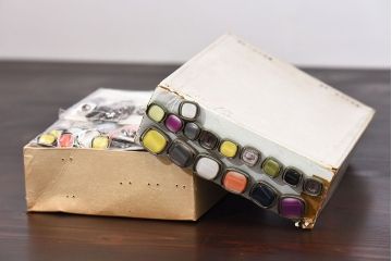 アンティーク雑貨　気品漂うデザインのビンテージボタンセット