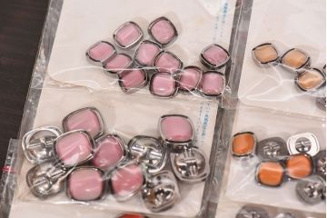 アンティーク雑貨　気品漂うデザインのビンテージボタンセット