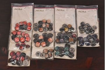 アンティーク雑貨　重厚なデザインのビンテージボタンセット