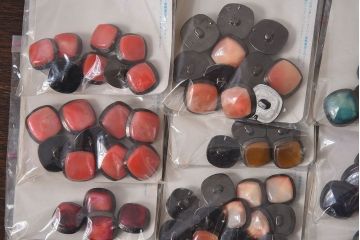 アンティーク雑貨　重厚なデザインのビンテージボタンセット