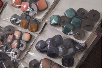 アンティーク雑貨　重厚なデザインのビンテージボタンセット