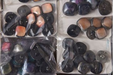 アンティーク雑貨　重厚なデザインのビンテージボタンセット