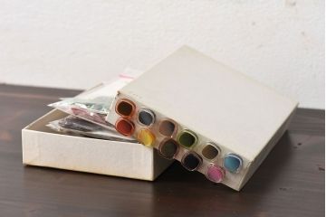 アンティーク雑貨　ビンテージ　丸みを帯びたデザインが可愛らしいボタンセット