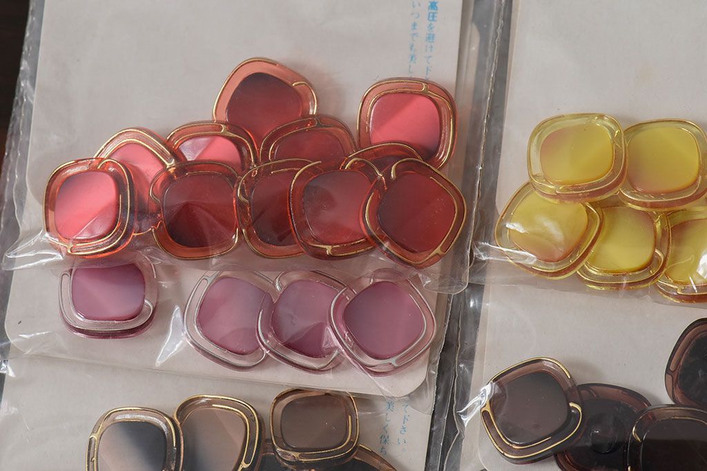 アンティーク雑貨　ビンテージ　丸みを帯びたデザインが可愛らしいボタンセット