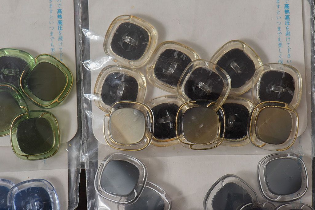 アンティーク雑貨　ビンテージ　丸みを帯びたデザインが可愛らしいボタンセット