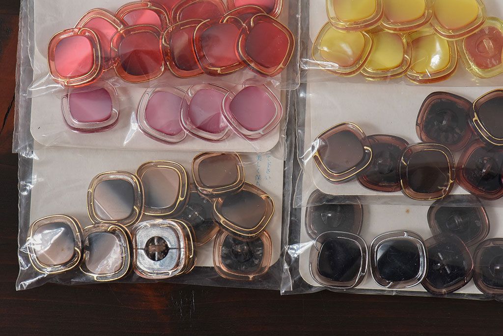 アンティーク雑貨　ビンテージ　丸みを帯びたデザインが可愛らしいボタンセット