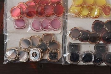 アンティーク雑貨　ビンテージ　丸みを帯びたデザインが可愛らしいボタンセット