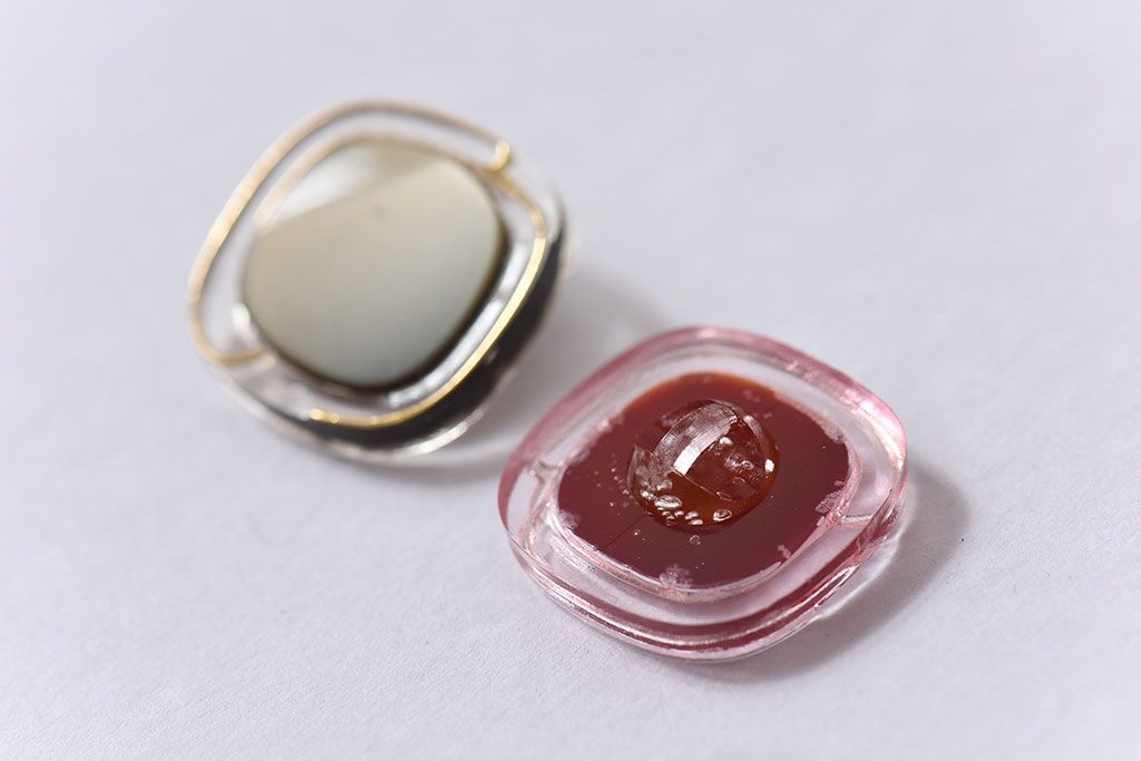 アンティーク雑貨　ビンテージ　丸みを帯びたデザインが可愛らしいボタンセット