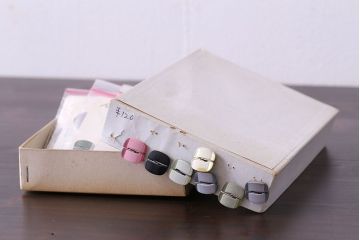 アンティーク雑貨　ビンテージ　シックなデザインのボタンセット