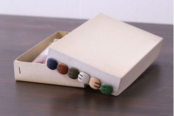 アンティーク雑貨　ビンテージ　革製風のデザインがおしゃれな古いボタン