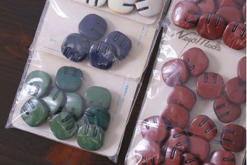 アンティーク雑貨　ビンテージ　革製風のデザインがおしゃれな古いボタン