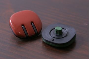 アンティーク雑貨　ビンテージ　革製風のデザインがおしゃれな古いボタン