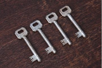 アンティーク雑貨　ヨーロッパアンティーク　古い風合いが味のあるキー(鍵、カギ)4本セット