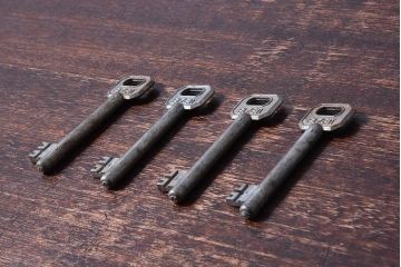 アンティーク雑貨　ヨーロッパアンティーク　古い風合いが味のあるキー(鍵、カギ)4本セット