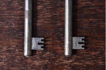 アンティーク雑貨　ヨーロッパアンティーク　古い風合いが味のあるキー(鍵、カギ)4本セット