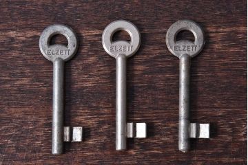 アンティーク雑貨　ヨーロッパアンティーク　古い風合いが味のあるキー(鍵、カギ)3本セット