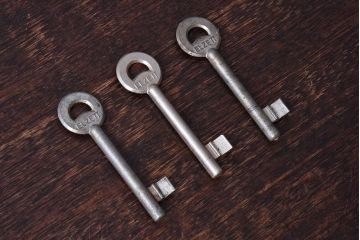 アンティーク雑貨　ヨーロッパアンティーク　古い風合いが味のあるキー(鍵、カギ)3本セット