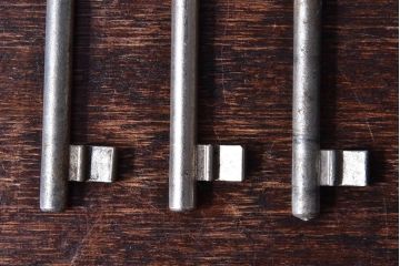 アンティーク雑貨　ヨーロッパアンティーク　古い風合いが味のあるキー(鍵、カギ)3本セット