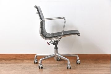 中古　美品　Hermanmiller(ハーマンミラー社)　イームズアルミナムグループ　本革　キャスター付き　洗練されたデザインが魅力的なマネジメントチェア(レザー、オフィスチェア、アームチェア、椅子)(定価約30万円)(R-027199)