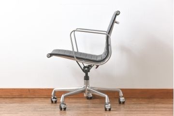 中古　美品　Hermanmiller(ハーマンミラー社)　イームズアルミナムグループ　本革　キャスター付き　洗練されたデザインが魅力的なマネジメントチェア(レザー、オフィスチェア、アームチェア、椅子)(定価約30万円)(R-027199)