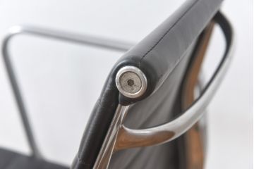 中古　美品　Hermanmiller(ハーマンミラー社)　イームズアルミナムグループ　本革　キャスター付き　洗練されたデザインが魅力的なマネジメントチェア(レザー、オフィスチェア、アームチェア、椅子)(定価約30万円)(R-027199)