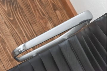 中古　美品　Hermanmiller(ハーマンミラー社)　イームズアルミナムグループ　本革　キャスター付き　洗練されたデザインが魅力的なマネジメントチェア(レザー、オフィスチェア、アームチェア、椅子)(定価約30万円)(R-027199)
