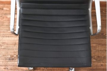 中古　美品　Hermanmiller(ハーマンミラー社)　イームズアルミナムグループ　本革　キャスター付き　洗練されたデザインが魅力的なマネジメントチェア(レザー、オフィスチェア、アームチェア、椅子)(定価約30万円)(R-027199)