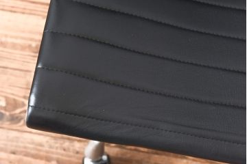 中古　美品　Hermanmiller(ハーマンミラー社)　イームズアルミナムグループ　本革　キャスター付き　洗練されたデザインが魅力的なマネジメントチェア(レザー、オフィスチェア、アームチェア、椅子)(定価約30万円)(R-027199)
