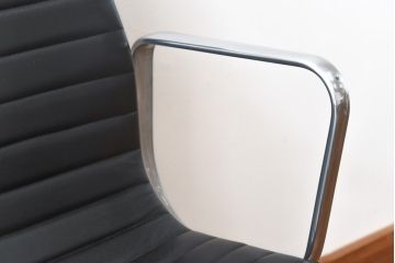 中古　美品　Hermanmiller(ハーマンミラー社)　イームズアルミナムグループ　本革　キャスター付き　洗練されたデザインが魅力的なマネジメントチェア(レザー、オフィスチェア、アームチェア、椅子)(定価約30万円)(R-027199)