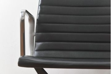 中古　美品　Hermanmiller(ハーマンミラー社)　イームズアルミナムグループ　本革　キャスター付き　洗練されたデザインが魅力的なマネジメントチェア(レザー、オフィスチェア、アームチェア、椅子)(定価約30万円)(R-027199)