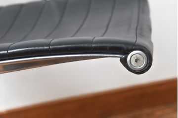 中古　美品　Hermanmiller(ハーマンミラー社)　イームズアルミナムグループ　本革　キャスター付き　洗練されたデザインが魅力的なマネジメントチェア(レザー、オフィスチェア、アームチェア、椅子)(定価約30万円)(R-027199)