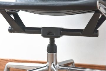 中古　美品　Hermanmiller(ハーマンミラー社)　イームズアルミナムグループ　本革　キャスター付き　洗練されたデザインが魅力的なマネジメントチェア(レザー、オフィスチェア、アームチェア、椅子)(定価約30万円)(R-027199)