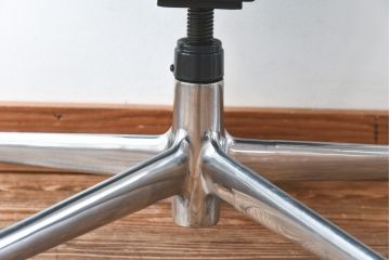 中古　美品　Hermanmiller(ハーマンミラー社)　イームズアルミナムグループ　本革　キャスター付き　洗練されたデザインが魅力的なマネジメントチェア(レザー、オフィスチェア、アームチェア、椅子)(定価約30万円)(R-027199)