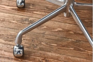 中古　美品　Hermanmiller(ハーマンミラー社)　イームズアルミナムグループ　本革　キャスター付き　洗練されたデザインが魅力的なマネジメントチェア(レザー、オフィスチェア、アームチェア、椅子)(定価約30万円)(R-027199)
