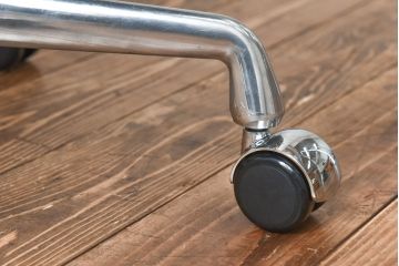 中古　美品　Hermanmiller(ハーマンミラー社)　イームズアルミナムグループ　本革　キャスター付き　洗練されたデザインが魅力的なマネジメントチェア(レザー、オフィスチェア、アームチェア、椅子)(定価約30万円)(R-027199)