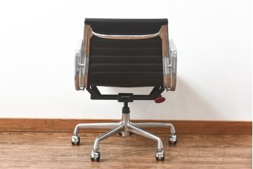 中古　美品　Hermanmiller(ハーマンミラー社)　イームズアルミナムグループ　本革　キャスター付き　洗練されたデザインが魅力的なマネジメントチェア(レザー、オフィスチェア、アームチェア、椅子)(定価約30万円)(R-027199)