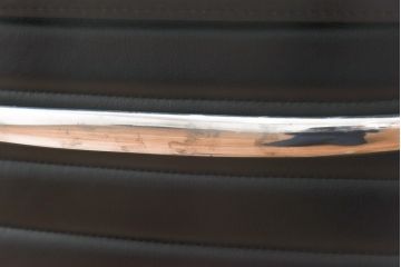 中古　美品　Hermanmiller(ハーマンミラー社)　イームズアルミナムグループ　本革　キャスター付き　洗練されたデザインが魅力的なマネジメントチェア(レザー、オフィスチェア、アームチェア、椅子)(定価約30万円)(R-027199)