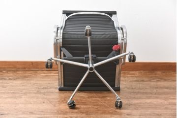 中古　美品　Hermanmiller(ハーマンミラー社)　イームズアルミナムグループ　本革　キャスター付き　洗練されたデザインが魅力的なマネジメントチェア(レザー、オフィスチェア、アームチェア、椅子)(定価約30万円)(R-027199)