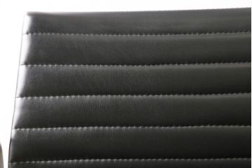 中古　美品　Hermanmiller(ハーマンミラー社)　イームズアルミナムグループ　本革　キャスター付き　洗練されたデザインが魅力的なマネジメントチェア(レザー、オフィスチェア、アームチェア、椅子)(定価約30万円)(R-027200)