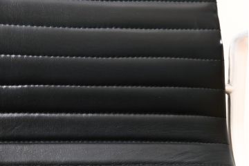 中古　美品　Hermanmiller(ハーマンミラー社)　イームズアルミナムグループ　本革　キャスター付き　洗練されたデザインが魅力的なマネジメントチェア(レザー、オフィスチェア、アームチェア、椅子)(定価約30万円)(R-027200)